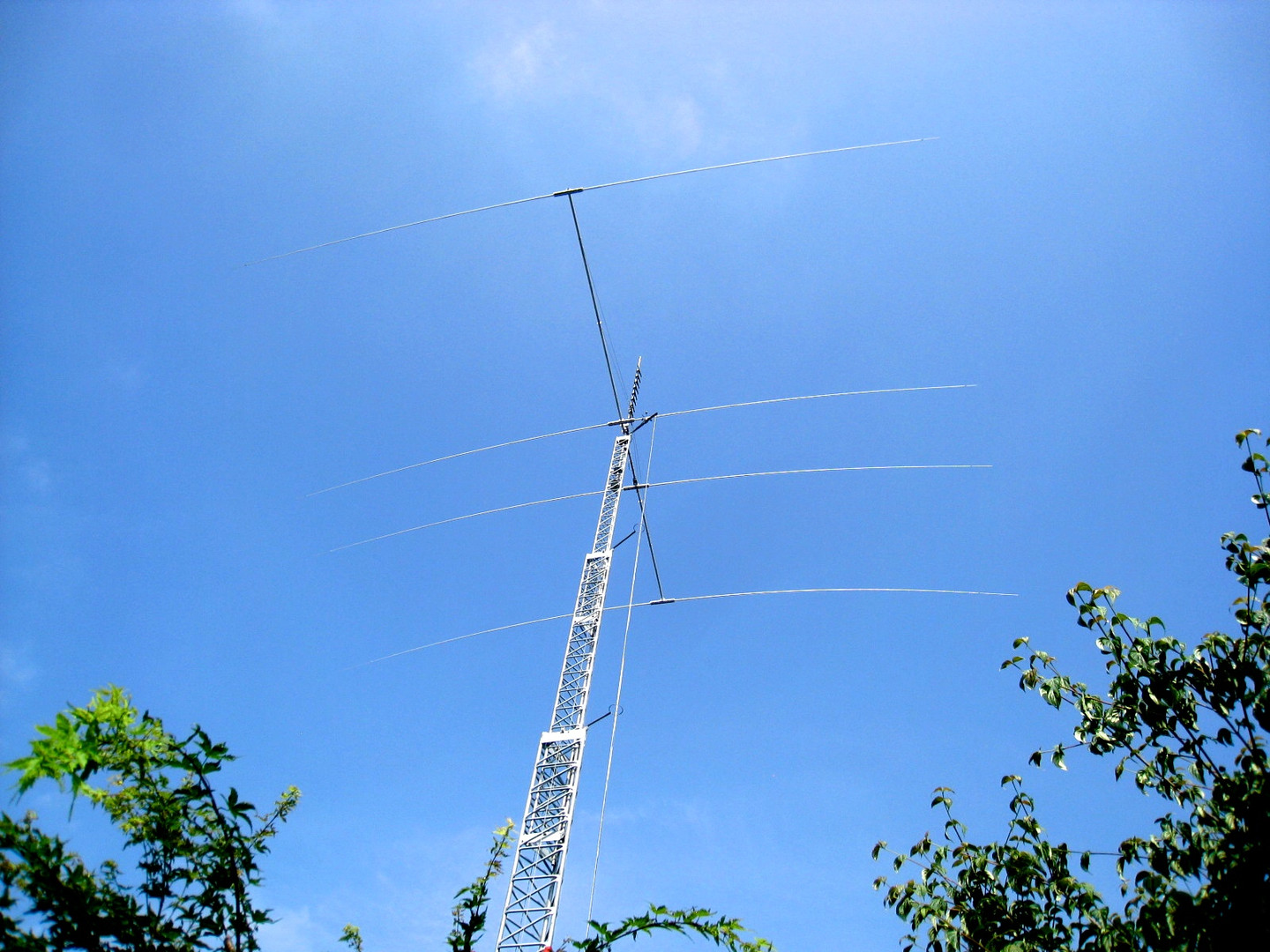 JK 404-Grande antenna on its tower