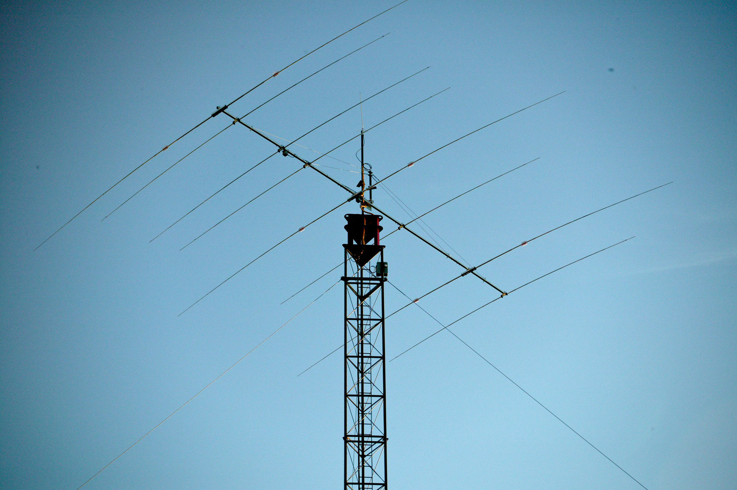 JK 2040 Hawk antenna on its tower